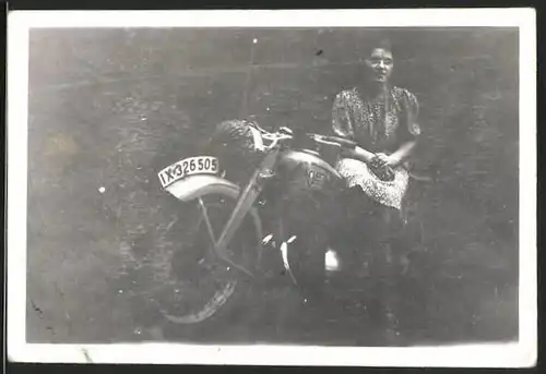 Fotografie Motorrad Victoria, Dame auf Krad sitzend, Kennzeichen IX-326505