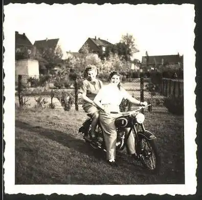 Fotografie Motorrad DKW, fröhliche Mädchen auf Krad sitzend