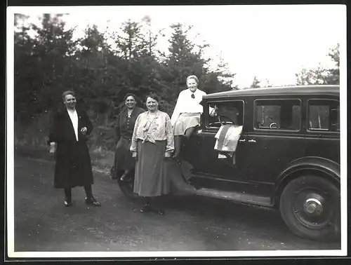 Fotografie Auto, Damen posieren mit Limousine 1932