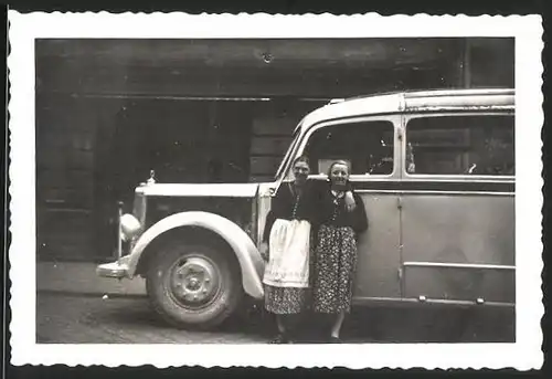Fotografie Bus Mercedes Benz, Damen lehnen am Omnibus - Reisebus