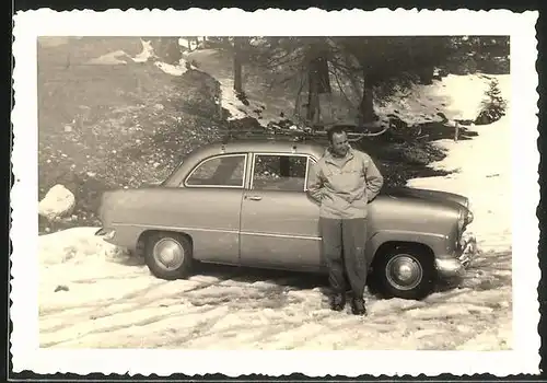 Fotografie Auto Ford Taunus, Fahrer nebst PKW mit Dachgepäckträger