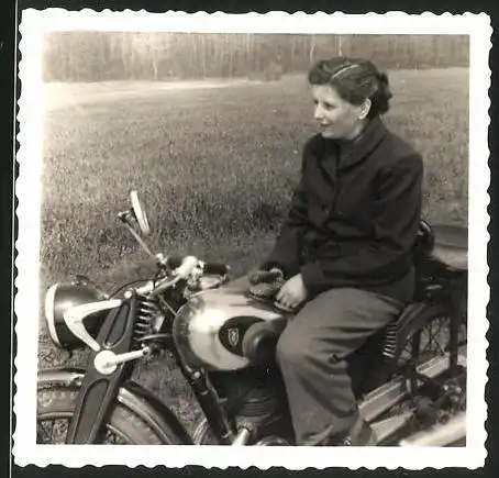 Fotografie Motorrad Zündapp, Brünette Dame auf Krad sitzend