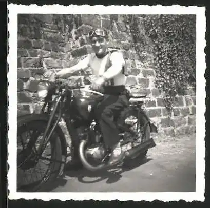 Fotografie Motorrad DKW, Bursche mit Schutzbrille auf Krad 1952
