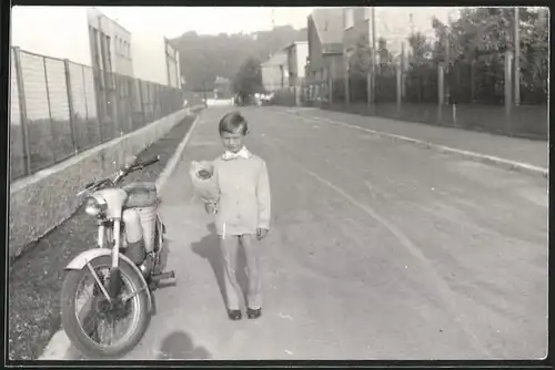 Fotografie Motorrad Jawa 50, Knabe mit Blumenstrauss neben LKrad