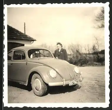 Fotografie Auto VW Käfer Ovali, Dame neben Volkswagen, Kennzeichen BR87-4423