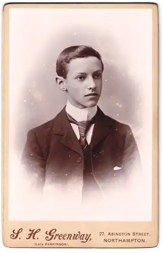 Fotografie S. H. Greenway, Northampton, 27, Abington Street, Portrait junger Herr im Anzug mit Krawatte