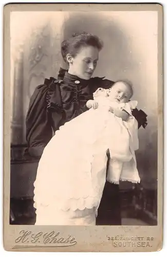 Fotografie H. G. Chase, Southsea, 325, Fawcett Road, Portrait elegante Dame mit Baby auf dem Arm