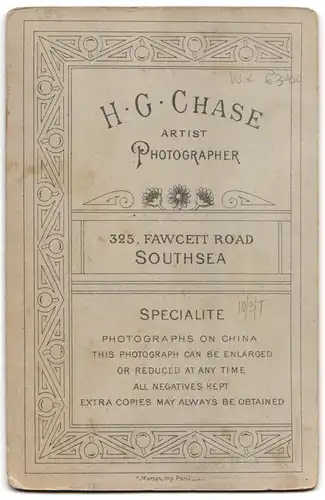 Fotografie H. G. Chase, Southsea, 325, Fawcett Road, Portrait elegante Dame mit Baby auf dem Arm