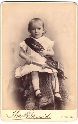 Fotografie Thomas Bromwich, Bridgnorth, Portrait kleines Mädchen im weissen Kleid mit Peitsche
