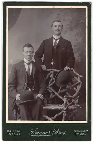 Fotografie Sargent Bros., Bristol, Portrait zwei junge Herren im Anzug mit Krawatte
