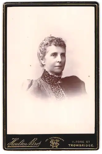 Fotografie Houlton Bros, Trowbridge, 11, Fore St., Portrait ältere Dame mit Kragenbrosche