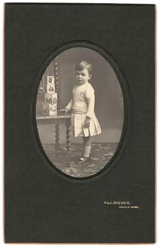 Fotografie H. & J. Rigden, London, Bowes Park, Portrait kleiner Junge in hübscher Kleidung
