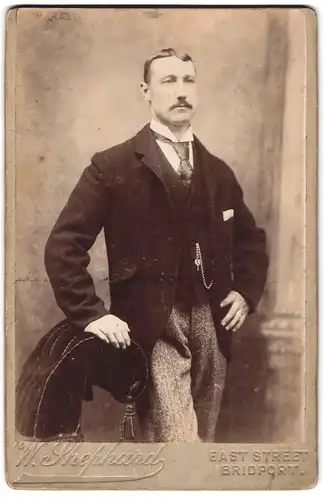 Fotografie W. Shephard, Bridport, East Street, Portrait stattlicher Herr in modischer Kleidung