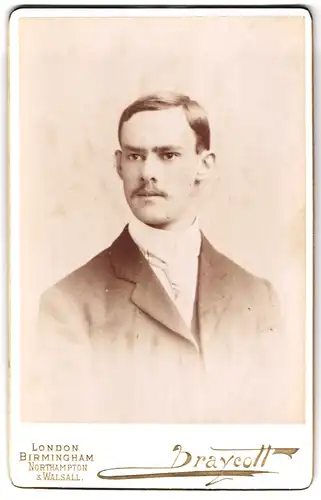 Fotografie Draycott, London, Portrait junger Herr im Anzug mit Oberlippenbart