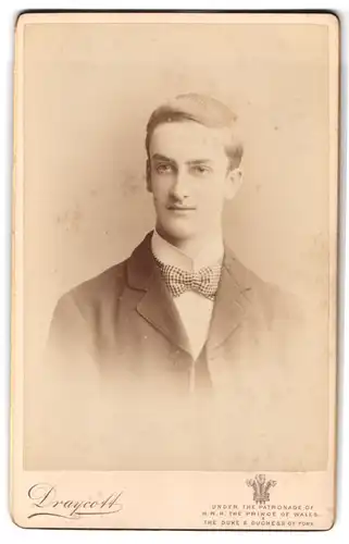 Fotografie Draycott, Birmingham, Portrait junger Herr im Anzug mit Fliege