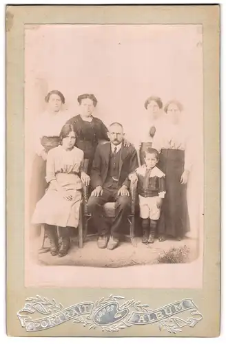 Fotografie unbekannter Fotograf und Ort, Album-Portrait bürgerliche Familie in zeitgenössischer Kleidung