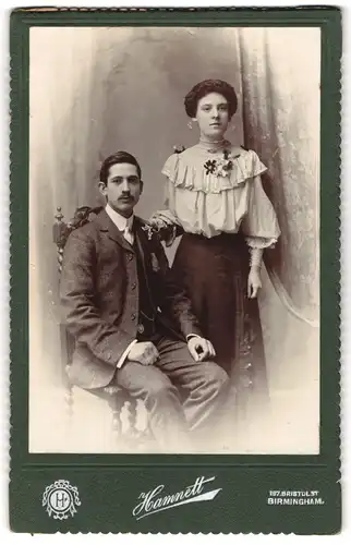 Fotografie Hamnett, Birmingham, 197 Bristol St., Portrait junges Paar in hübscher Kleidung