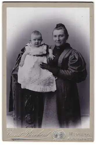 Fotografie Ernst Bernhard, Hamburg, Alsterdamm 9, Portrait bürgerliche Dame mit Klelinkind im Arm