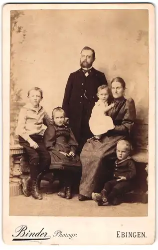 Fotografie Binder, Ebingen, Portrait bürgerliches Paar mit drei Kindern und Kleinkind