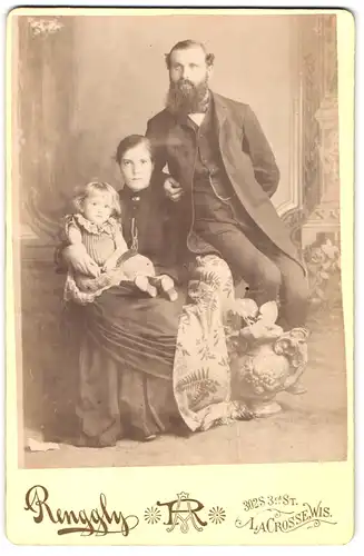 Fotografie Renggly, La Crosse, Wis, 302 S 3rd St., Portrait bürgerliches Paar mit kleinem Mädchen