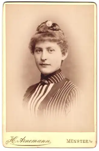 Fotografie H. Arnemann, Münster i /W., Portrait junge Dame mit hochgestecktem Haar