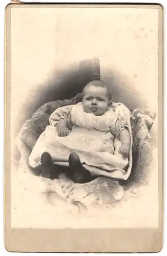 Fotografie unbekannter Fotograf und Ort, Portrait süsses Kleinkind im hübschen Kleid