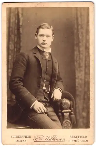 Fotografie F A. Wilkinson, Huddersfield, Portrait junger Herr in modischer Kleidung