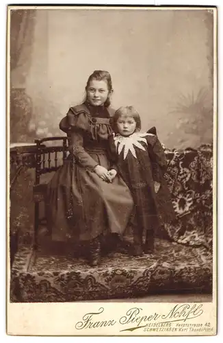 Fotografie Franz Pieper Nchfl., Heidelberg, Hauptstrasse 42, Portrait junges Mädchen im Kleid mit Geschwisterkind