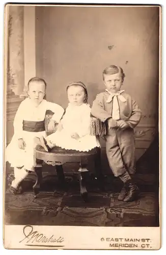 Fotografie Marshall, Meriden, CT., 6, East Main St., Portrait kleiner Junge und zwei Mädchen in hübscher Kleidung