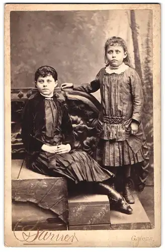 Fotografie Barner, Galena, Portrait zwei Mädchen in hübschen Kleidern
