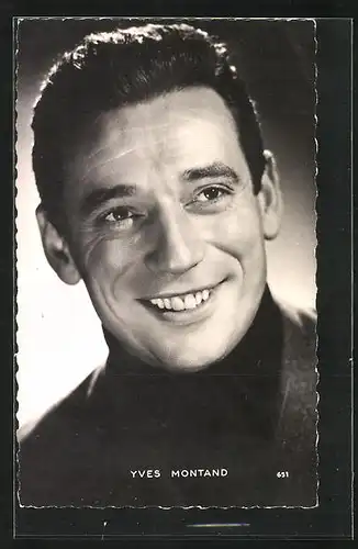AK Musiker Yves Montand mit Rollkragen
