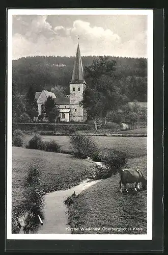AK Wiedenest, Blick auf Kirche mit grasenden Kühen davor