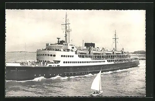 AK Ostende, Mailboot Prince Baudouin mit Segelboot, Passagierschiff