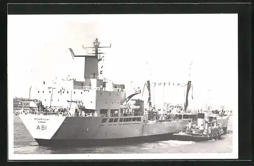 AK Kriegsschiff RFA Brambleleaf A81, vor der Küste