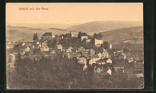AK Daun, Blick auf Ortschaft mit Burg aus der Vogelschau