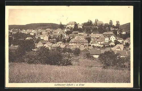 AK Daun i. d. Eifel, Blick auf das Dorf von einem Feld aus