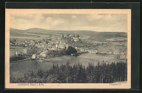 AK Daun i. d. Eifel, Totalansicht des Dorfes und der umliegenden Felder