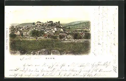 AK Daun i. d. Eifel, Ansicht des Dorfes mit Bergen im Hintergrund