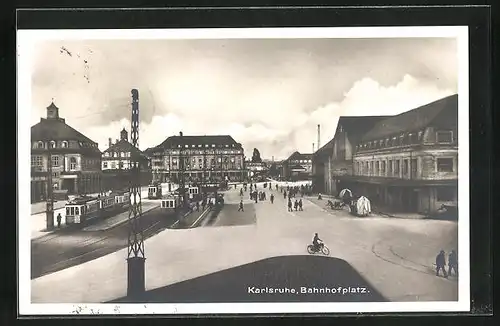 AK Karlsruhe, Bahnhofplatz mit Strassenbahnen