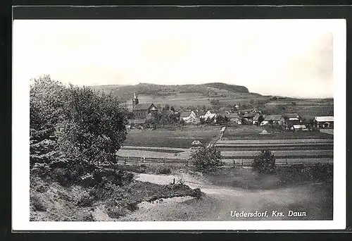 AK Uedersdorf /Daun, Ortsansicht mit Gasthof- Pension Wilh. Reicharts