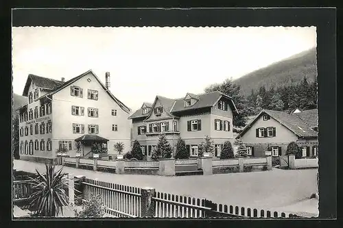 AK Bad Teinach /Schwarzwald, Kurhotel Waldfrieden an einer Strasse