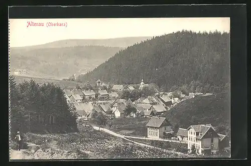 AK Altenau /Oberharz, Ortsansicht mit Wald und Spaziergänger