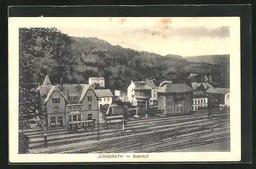 AK Jünkerath, Anblick des Bahnhofes mit Zugwagen