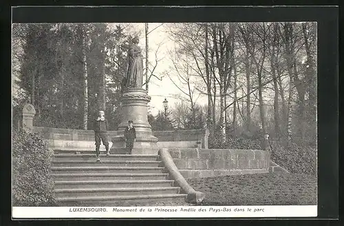 AK Luxembourg, Monument de la Princess Amélie des Pays-Bas dans le parc