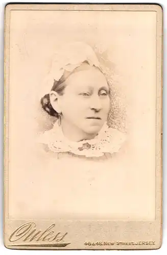 Fotografie Ouless, Jersey, 46 & 48 New Street, Portrait bürgerliche Dame mit Haube und Kragenbrosche