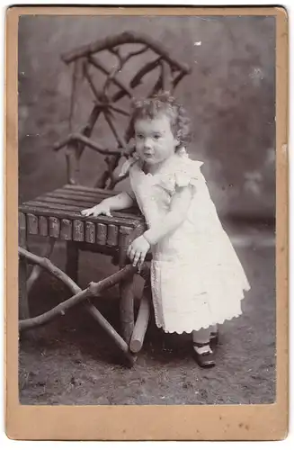 Fotografie unbekannter Fotograf und Ort, Portrait kleines Mädchen im weissen Kleid