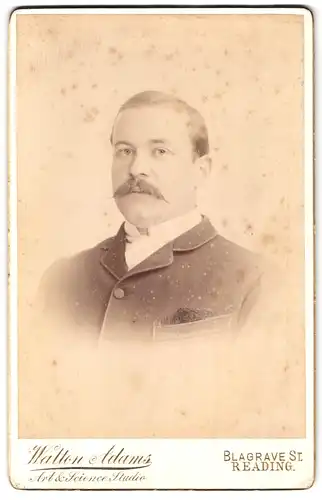 Fotografie Walton Adams, Reading, Blagrave St., Portrait bürgerlicher Herr mit Moustache