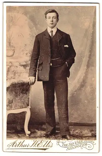 Fotografie Arthur W. Ellis, Sidmouth, Portrait junger Herr im Anzug mit Krawatte