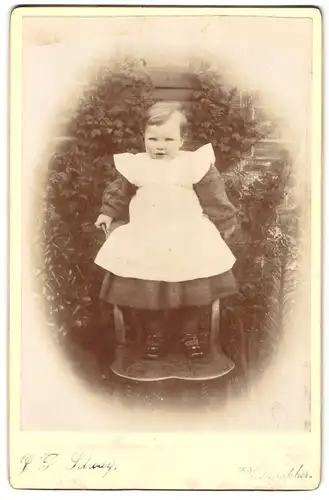 Fotografie J. Selway, Ort unbekannt, Portrait kleines Mädchen im Kleid