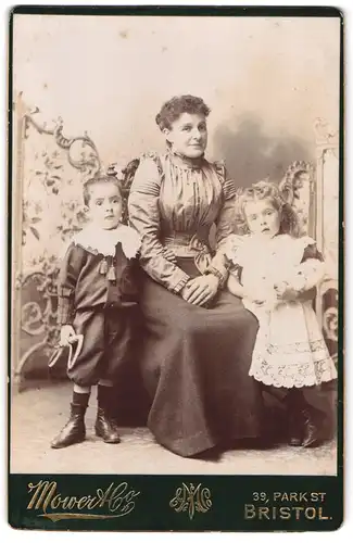 Fotografie Mower & Co., Bristol, 39, Park Street, Portrait bürgerliche Dame mit kleinem Jungen und Mädchen